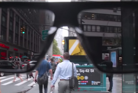 Созданы очки-адблокеры, прячущие изображение на телеэкранах и цифровых билбордах