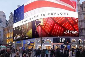 Гигантский рекламный щит на Piccadilly Circus в Лондоне