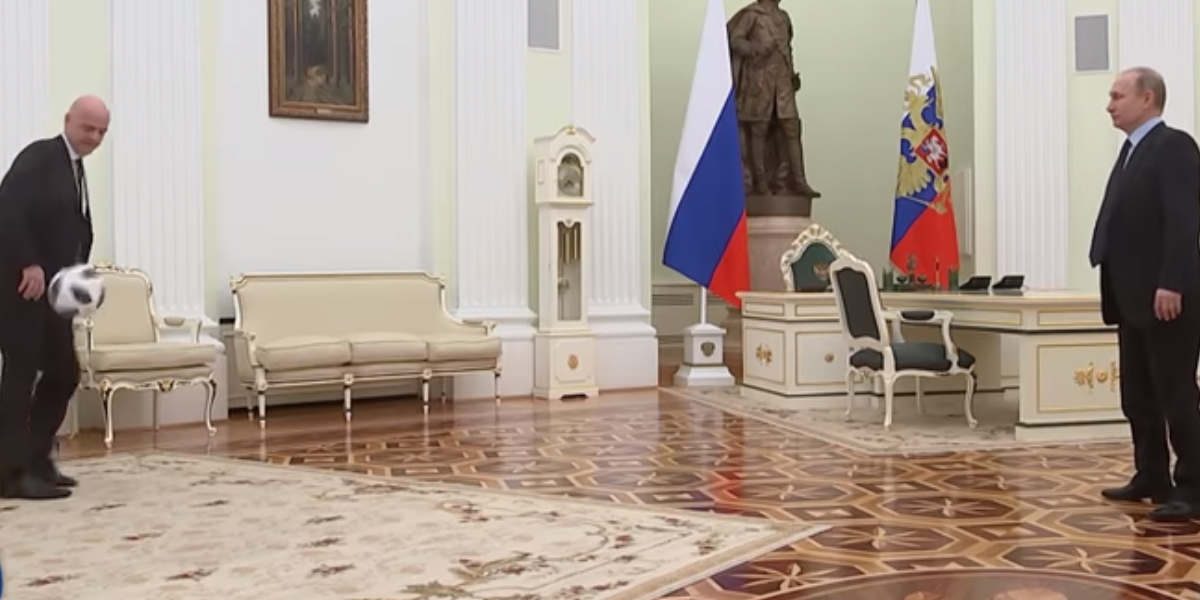 На последних секундах видео он чеканит мяч вместе с президентом FIFA Джанни Инфантино.
