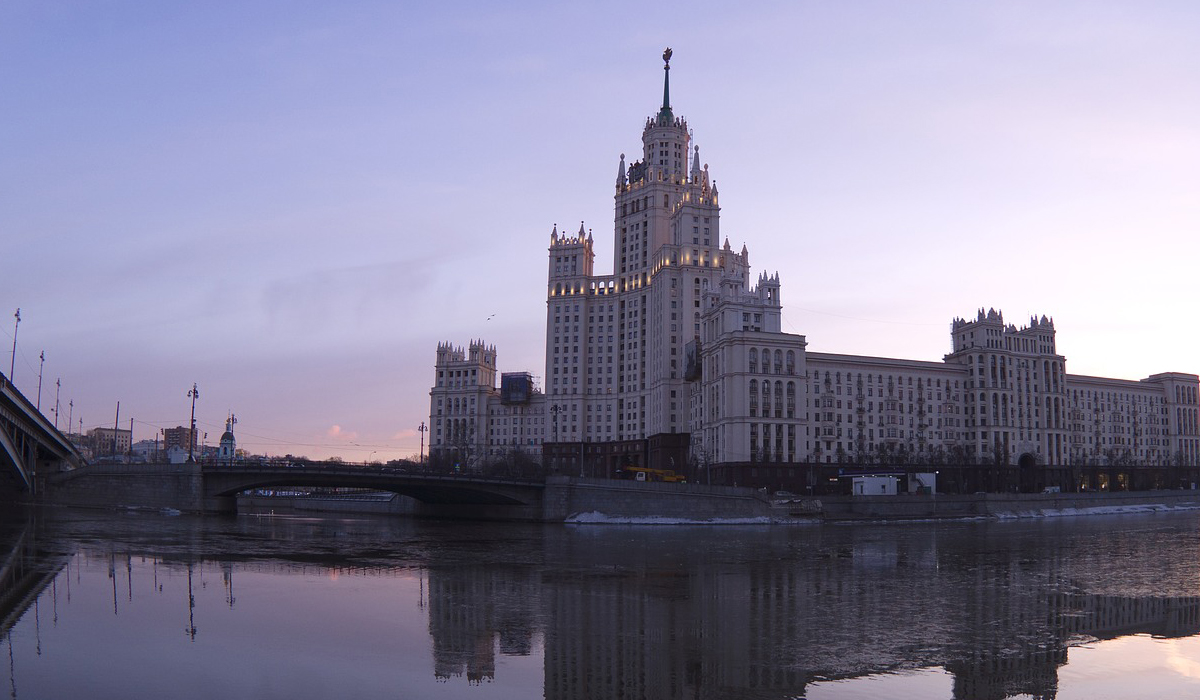 Нововведение в столице: реклама между окнами жилых домов