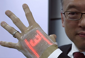 В Японии изобрели тончайший дисплей, который можно клеить на кожу