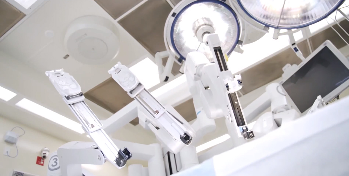 Робот-офтальмолог впервые прооперировал глаз живого человека