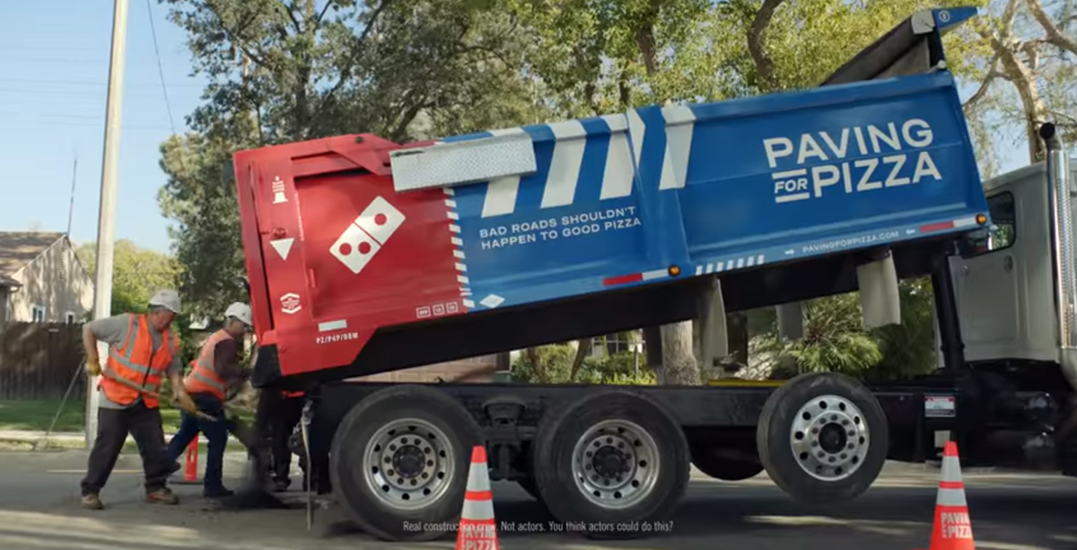 Сеть пиццерий Domino’s чинит дороги Америки, чтобы пицца в целости доставлялась клиентам