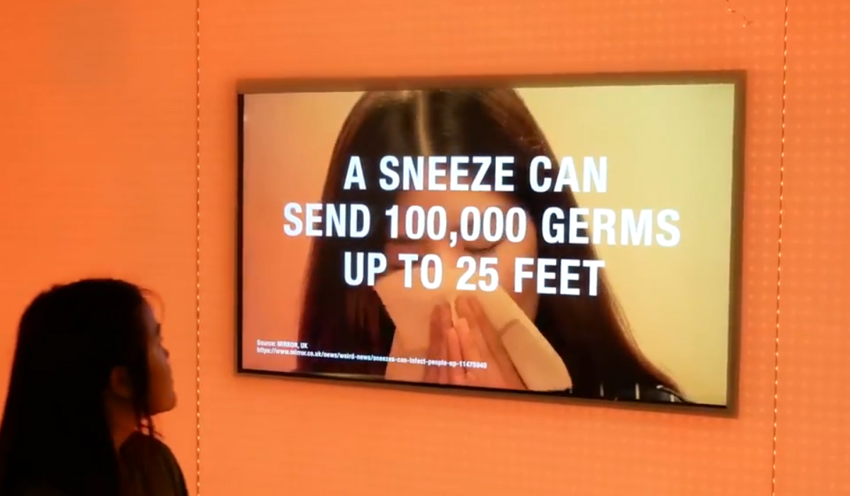 Креатив от сингапурских рекламщиков: "чихающие" постеры в подземном переходе
